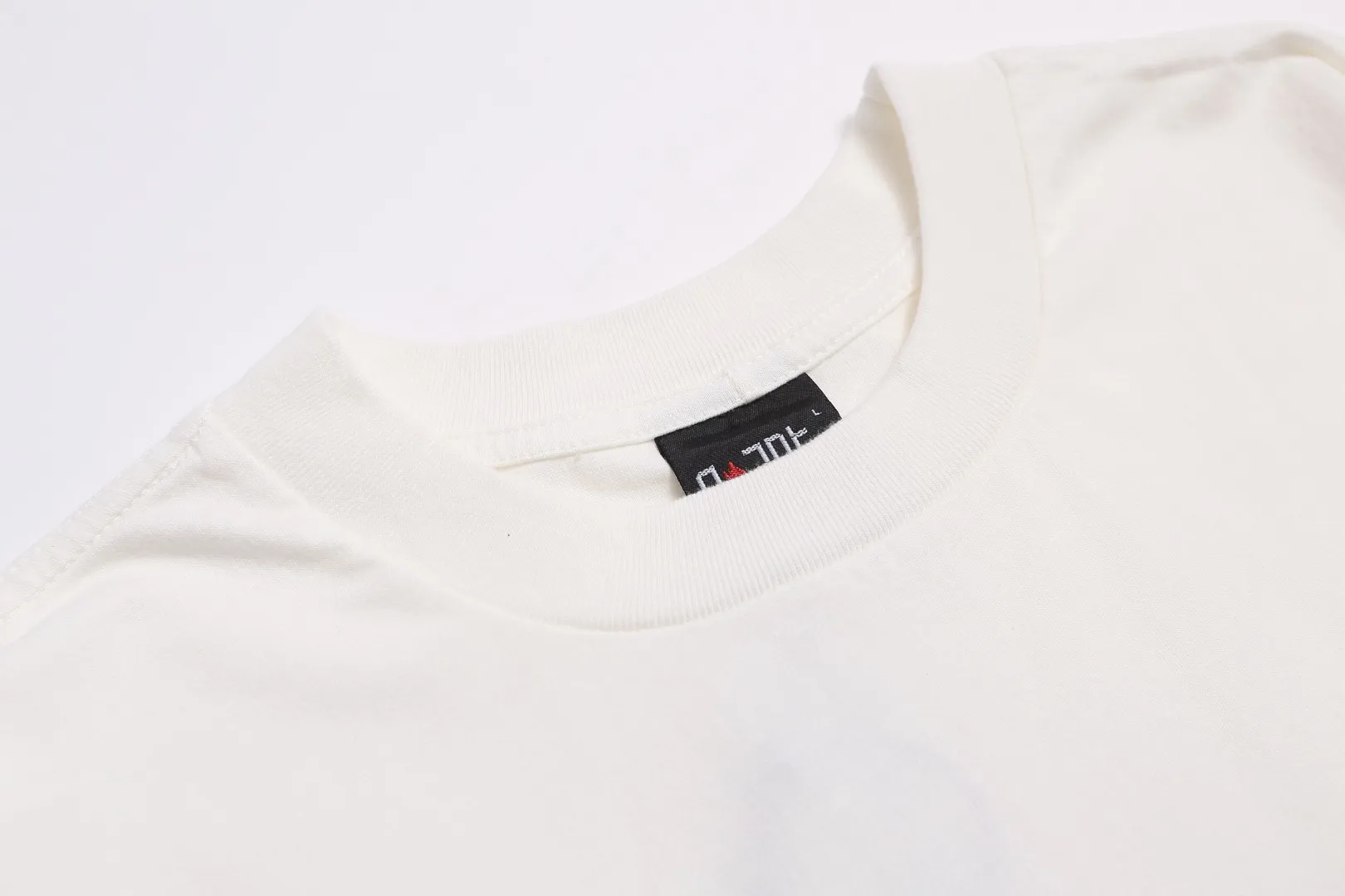 Trendy Saint Michael vintage printed SAINT letters on the chest, distressed long-sleeved loose T-shirt Fabric: 260g Style number: SM12 Size: S-M-L-XL Color: White Price: P144
